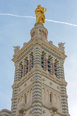 Foto de Marsella, Francia - 31 de enero de 2016: Estatua de Oro en lo alto del campanario Basílica Notre Dame de la Garde. - Imagen libre de derechos