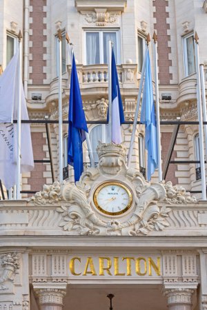 Foto de Cannes, Francia - 1 de febrero de 2016: Reloj Rolex de oro en el Luxury Hotel Carlton Entrance. - Imagen libre de derechos