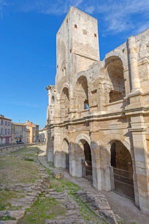 Foto de Arles, Francia - 29 de enero de 2016: Antiguo Anfiteatro Romano Edificio Estructura Monumento Histórico en el Soleado Día de Invierno. - Imagen libre de derechos