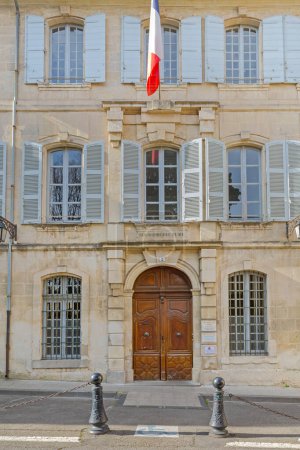 Foto de Arles, Francia - 29 de enero de 2016: Entrada a la Prefectura de Sous Edificio de oficinas del Gobierno Federal de Arles en el casco antiguo. - Imagen libre de derechos