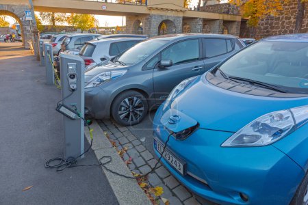 Téléchargez les photos : Oslo, Norvège - 29 octobre 2016 : Stationnement avec borne de recharge pour voitures électriques seulement dans la capitale. - en image libre de droit
