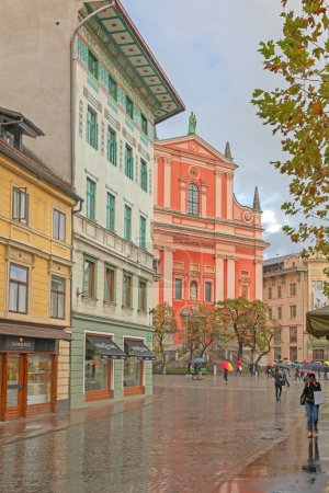 Téléchargez les photos : Ljubljana, Slovénie - Le 4 novembre 2019 : Des gens marchent avec des parapluies dans les rues humides et pavées Journée pluvieuse d'automne dans le centre-ville de la capitale. - en image libre de droit
