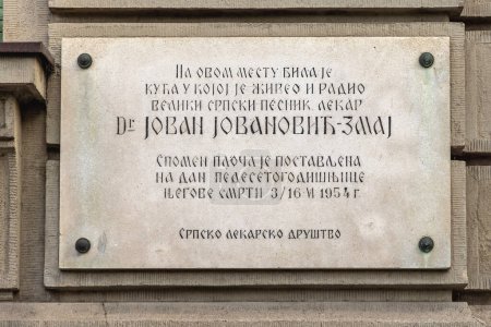 Téléchargez les photos : Belgrade, Serbie - 01 octobre 2021 : Plaque commémorative pour célébrer le docteur et poète Jovan Jovanovic Zmaj au mur de la maison dans la rue Kneza Milosa dans le centre-ville. - en image libre de droit