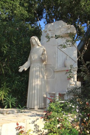 Téléchargez les photos : Statue de Saint Rafqa, la célèbre sainte libanaise aimée, à Jrabta Batroun. - en image libre de droit