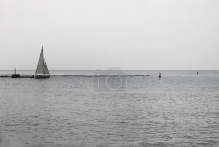 Téléchargez les photos : Une scène de paysage marin avec un voilier et des gens à bord. - en image libre de droit