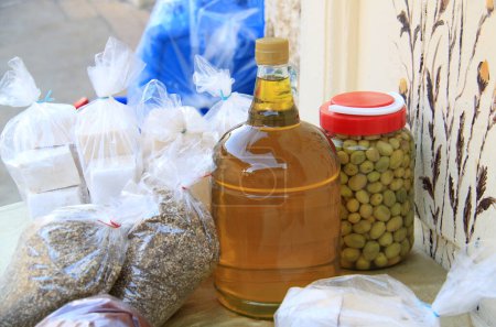 Téléchargez les photos : Une exposition villageoise de montagnes libanaises traditionnelles comme les olives, l'huile d'olive, le zaatar et le savon. - en image libre de droit