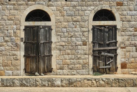 Téléchargez les photos : Deux portes en bois fermées par des vitres avec des arches sur le dessus, détails architecturaux typiques libanais. - en image libre de droit