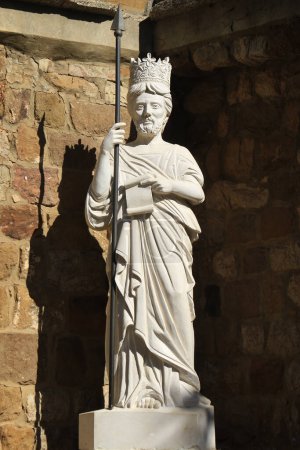 Foto de Estatua de San Judas Tadeo frente a su iglesia en el Líbano. - Imagen libre de derechos
