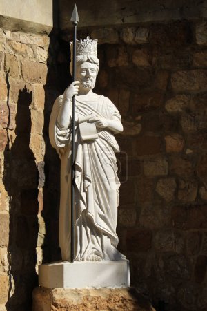 Foto de Estatua de San Judas Tadeo frente a su iglesia en el Líbano. - Imagen libre de derechos