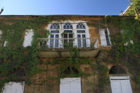 Téléchargez les photos : Fenêtres traditionnelles libanaises et balcon à Hasroun, Liban. - en image libre de droit