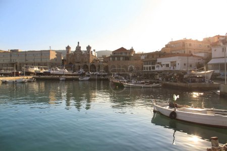 Téléchargez les photos : Vue du port de pêche de Batroun, une ville côtière libanaise, dans l'après-midi
. - en image libre de droit