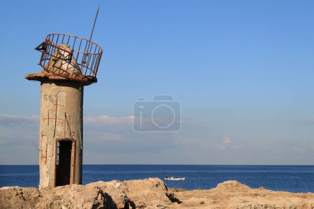 Téléchargez les photos : Un phare en ruine dans la ville côtière de Batroun, au Liban
. - en image libre de droit