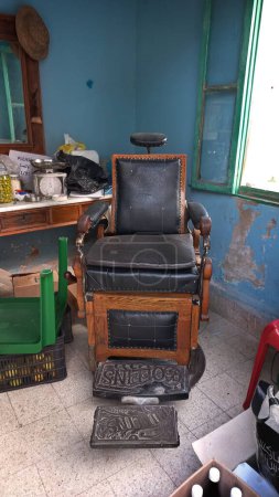 Téléchargez les photos : Douma, Liban - 5 novembre 2022 : Une chaise de salon de coiffure vintage dans le village traditionnel de Douma, Liban. - en image libre de droit