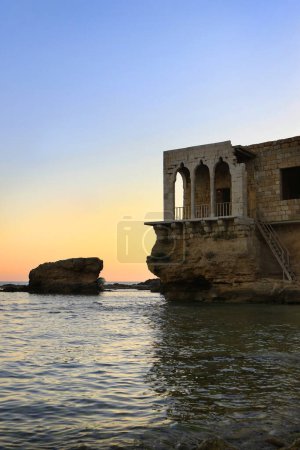 Téléchargez les photos : Le Siège du Prince rocher d'une ancienne construction dans la ville côtière de Batroun, Liban. - en image libre de droit