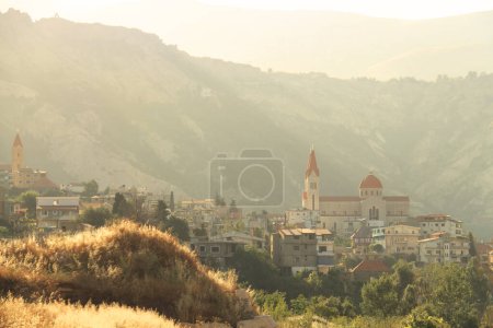 Foto de Iglesia de Saint Saba en la ciudad libanesa de Bcharre rodeada de árboles. - Imagen libre de derechos