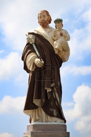 Estatua de San José sosteniendo al Niño Jesús.