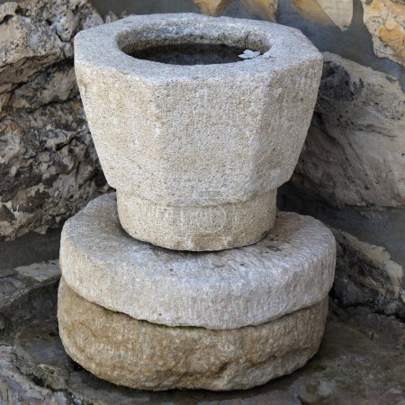 Traditioneller Steinmörtel zur Herstellung von Kibbeh im Libanon.