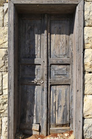 Téléchargez les photos : Une porte fermée en bois avec peinture à peler. - en image libre de droit