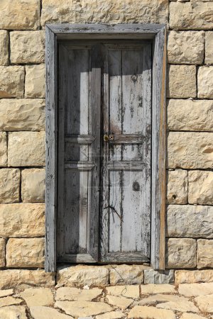 Téléchargez les photos : Une porte fermée en bois avec peinture à peler. - en image libre de droit