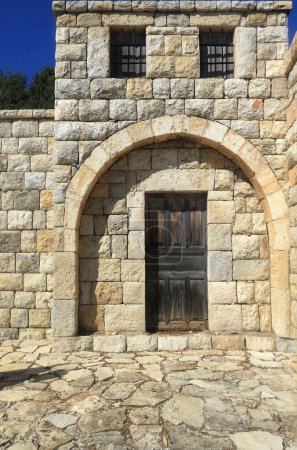 Téléchargez les photos : Façade d'une maison libanaise avec une porte fermée en bois. - en image libre de droit