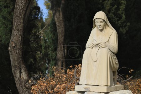 Téléchargez les photos : Statue de Saint Rafqa, le célèbre saint libanais bien-aimé, à Jrabta Batroun. - en image libre de droit