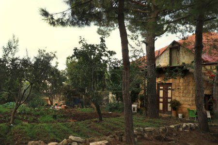 Una casa tradicional con un patio trasero en el pueblo libanés de Douma.