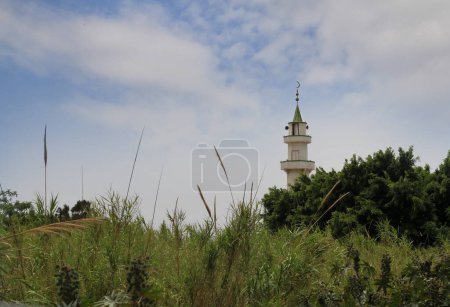 Téléchargez les photos : Minaret d'une mosquée dans la ville de Batroun, Liban. - en image libre de droit