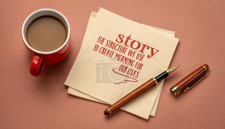 Geschichte - die Struktur, mit der wir uns selbst Bedeutung schaffen, Handschrift auf einer Serviette mit einer Tasse Kaffee, Storytelling und Interpretation des Realitätskonzepts
