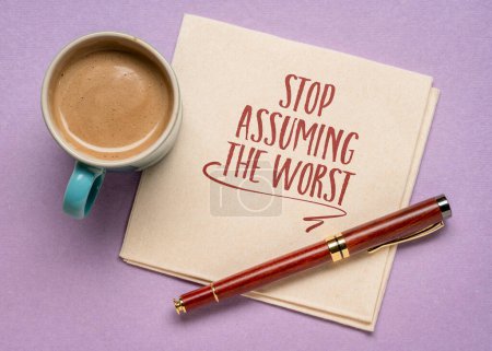 Téléchargez les photos : Cesser de supposer la pire note inspirante ou des conseils sur une serviette avec une tasse de café, concept d'état d'esprit positif - en image libre de droit