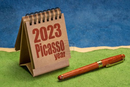 Téléchargez les photos : 2023 - année de Pablo Picasso, célébrant le 50e anniversaire de la mort de l'artiste, calendrier de bureau contre paysage abstrait de papier - en image libre de droit