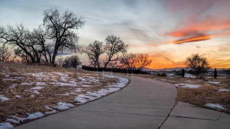 Téléchargez les photos : Coucher de soleil de novembre sur une piste cyclable - South Platte River Trail près de Brighton dans le nord du Colorado - en image libre de droit