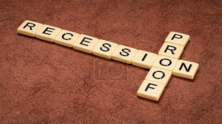 Rezessionssicheres Kreuzworträtsel in Elfenbeinfliesen, Geschäfts-, Finanz- und Wirtschaftskonzept