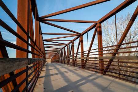 Téléchargez les photos : Piste cyclable et une longue passerelle sur une rivière - South Platte River Trail près de Brighton, Colorado - en image libre de droit