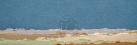 Téléchargez les photos : Paysage abstrait dans les tons pastel bleu et terre - une collection de papiers chiffon faits à la main, bannière web panoramique - en image libre de droit