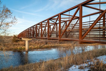 Téléchargez les photos : Piste cyclable et passerelle sur une rivière - South Platte River Trail près de Brighton, Colorado - en image libre de droit