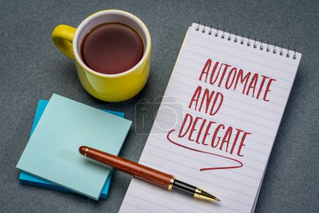 automatizar y delegar los consejos de productividad - escritura motivacional en un cuaderno de bocetos con una taza de café, negocio y concepto de desarrollo personal