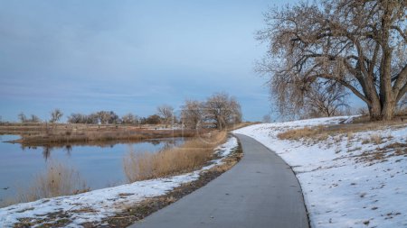Téléchargez les photos : Novembre crépuscule sur une piste cyclable - South Platte River Trail près de Brighton dans le nord du Colorado - en image libre de droit