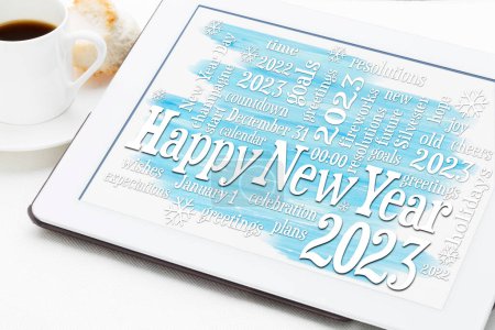 Téléchargez les photos : Bonne année 2023 - nuage de mots sur une tablette numérique avec une tasse de café - carte de voeux - en image libre de droit