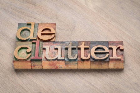 Téléchargez les photos : Declutter - mot abstrait en bois de typographie vintage teinté d'encres colorées, minimalisme, concept business et lifestyle - en image libre de droit