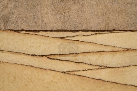 Téléchargez les photos : Paysage désertique abstrait créé avec des feuilles de papier texturé jaune et brun à la main - en image libre de droit