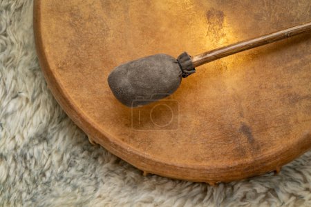 Foto de Hecho a mano, estilo americano nativo, tambor de marco de chamán cubierto por piel de cabra con un batidor - Imagen libre de derechos