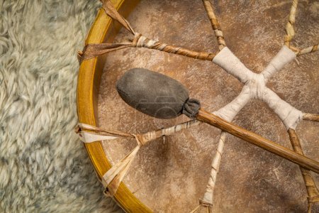 Foto de Hecho a mano, estilo americano nativo, tambor de marco de chamán cubierto por piel de cabra con un batidor - Imagen libre de derechos