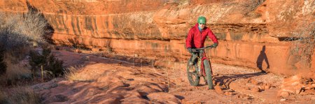 Téléchargez les photos : En vélo de montagne gros sur un rocher glissant au fond du canyon de grès - Ruby Wash dans Red Mountain Open Space au nord de Fort Collins, Colorado - en image libre de droit