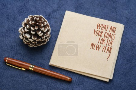 Téléchargez les photos : Quels sont vos objectifs pour la nouvelle année ? Une question écrite à la main sur une serviette. Résolutions et concept d'établissement d'objectifs. - en image libre de droit