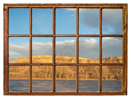 Téléchargez les photos : Coucher de soleil sur un lac gelé et une falaise de grès aux contreforts du Colorado, vue sur une fenêtre à guillotine vintage - en image libre de droit