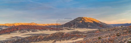 Foto de Atardecer de noviembre sobre Red Mountain Open Space en el norte de Colorado visto desde K-Lynn Cameron Trail, pancarta panorámica de la web - Imagen libre de derechos