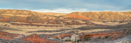 Foto de Atardecer de noviembre sobre Red Mountain Open Space en el norte de Colorado, pancarta panorámica web - Imagen libre de derechos