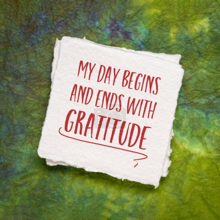Téléchargez les photos : Ma journée commence et se termine par de la gratitude mots d'affirmation positive, écriture inspirante sur un papier aquarelle - en image libre de droit