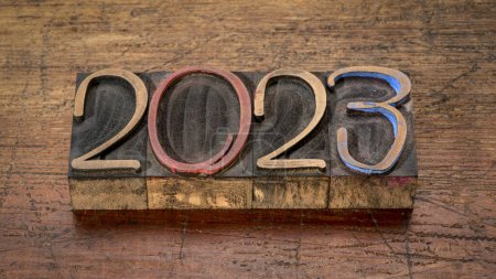 Téléchargez les photos : 2023 nombre abstrait dans le type de bois de typographie ornementale vintage contre rustique, bois altéré, carte de vœux Nouvel An ou bannière - en image libre de droit