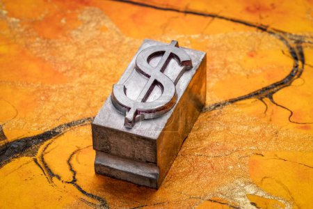 Foto de Símbolo del dólar en tipo grunge metal contra papel de mármol vívido con un camino serpenteante, concepto financiero - Imagen libre de derechos